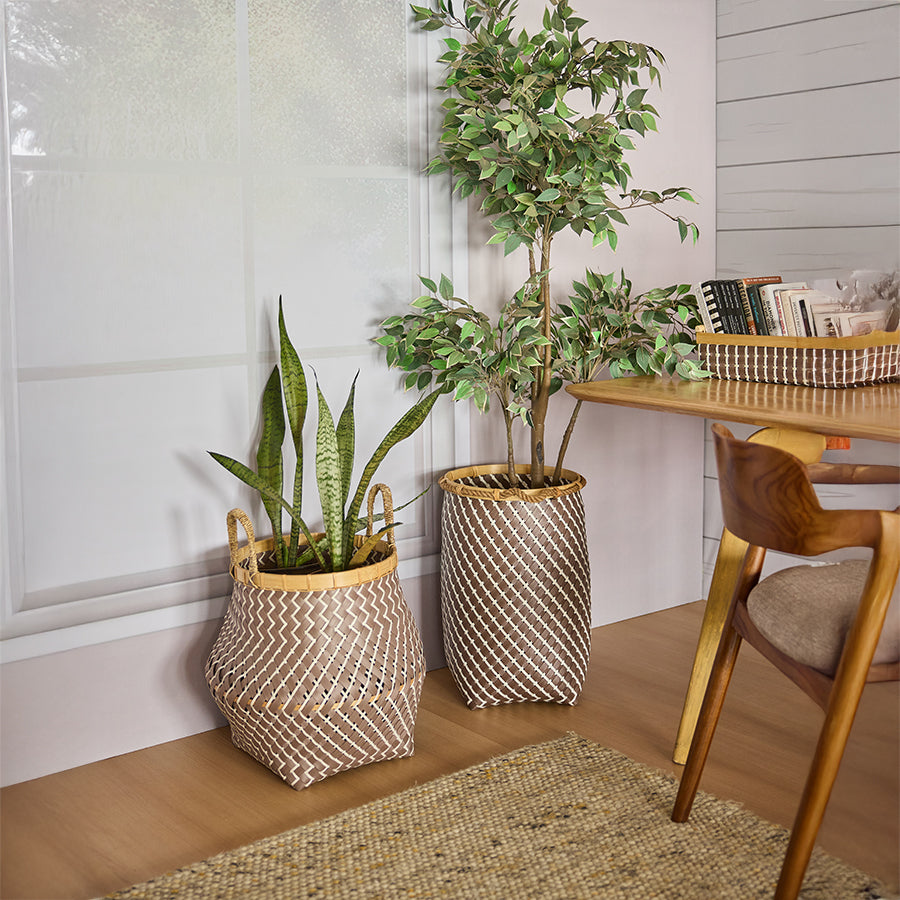 Decorative woven storage basket,
Brown wicker basket with handles,
Bamboo plant basket, Handcrafted storage tray, Natural fiber organizer basket, Boho indoor planter basket,
Rattan-style decorative bin, Eco-friendly woven basket, Handwoven basket for plants and storage,
Stylish indoor plant holder basket,
Modern rustic woven basket décor,
Multipurpose wicker tray for books,
Bohemian storage basket for living room, Handcrafted bamboo tray for home office.