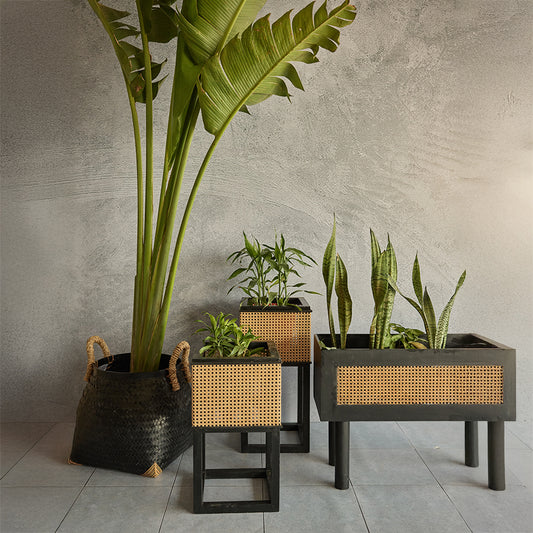 Medan square planter black